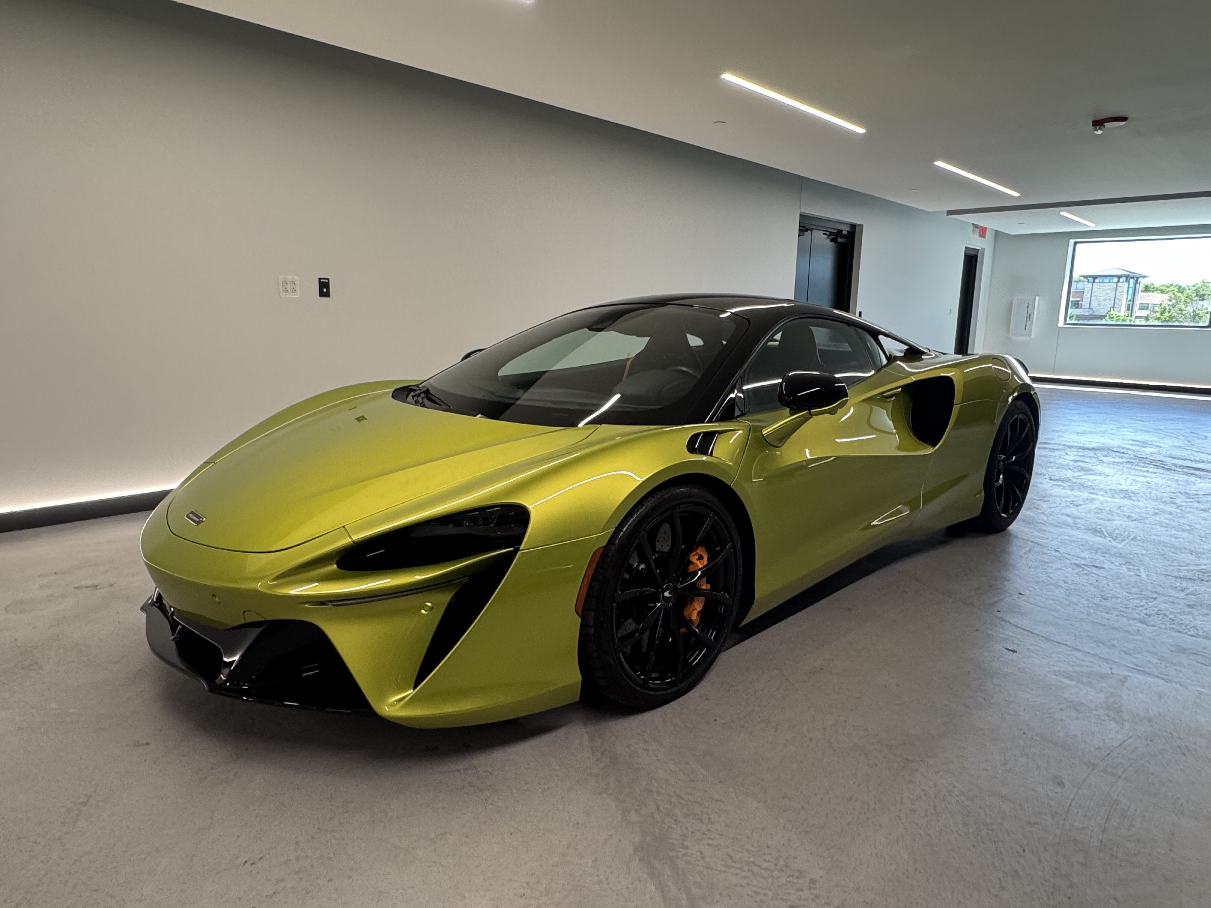 Used 2023 McLaren Artura RWD image 2