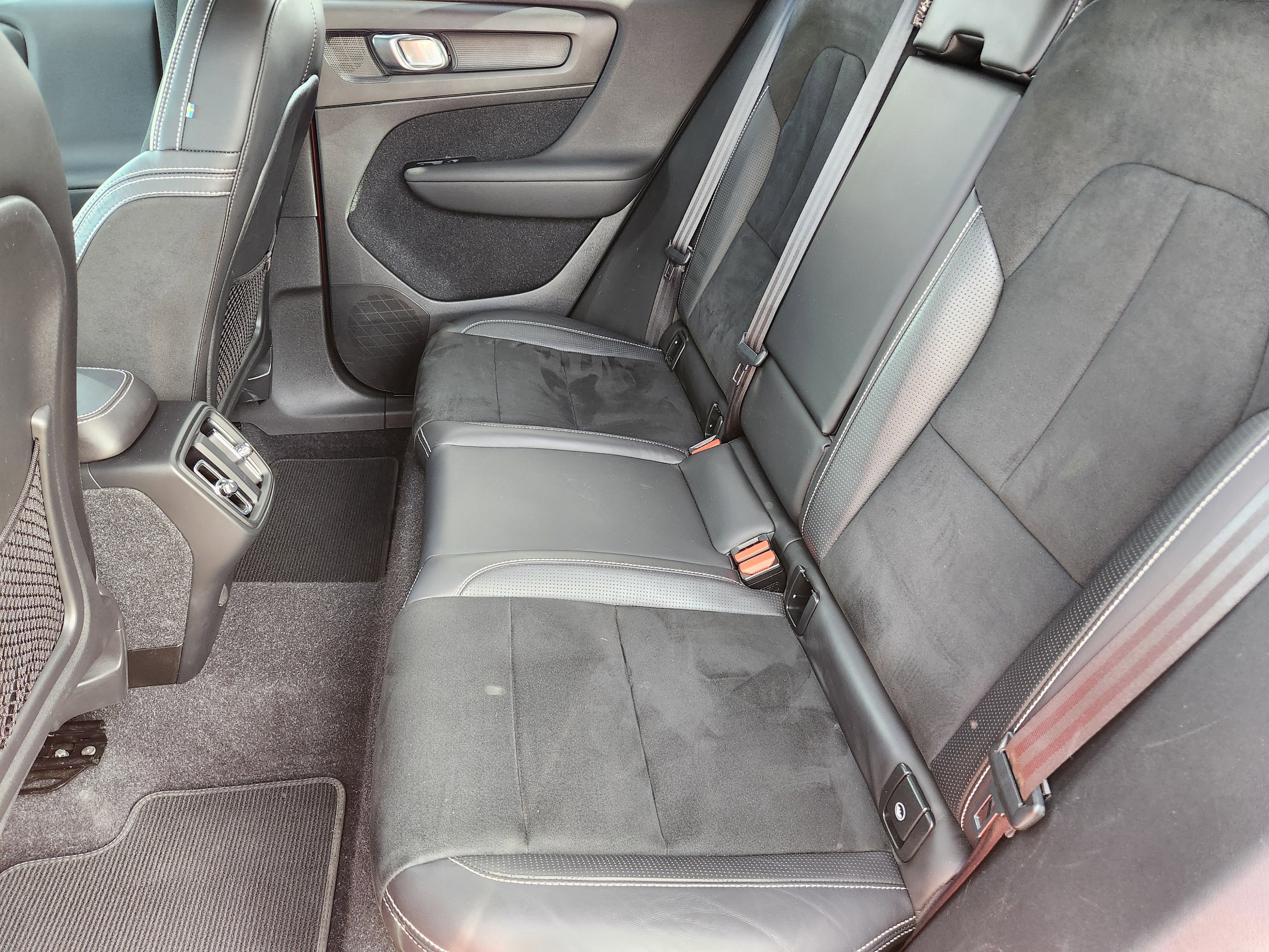 Used 2020 Volvo XC40 T5 R-Design w/ Protection Package Premier image 32