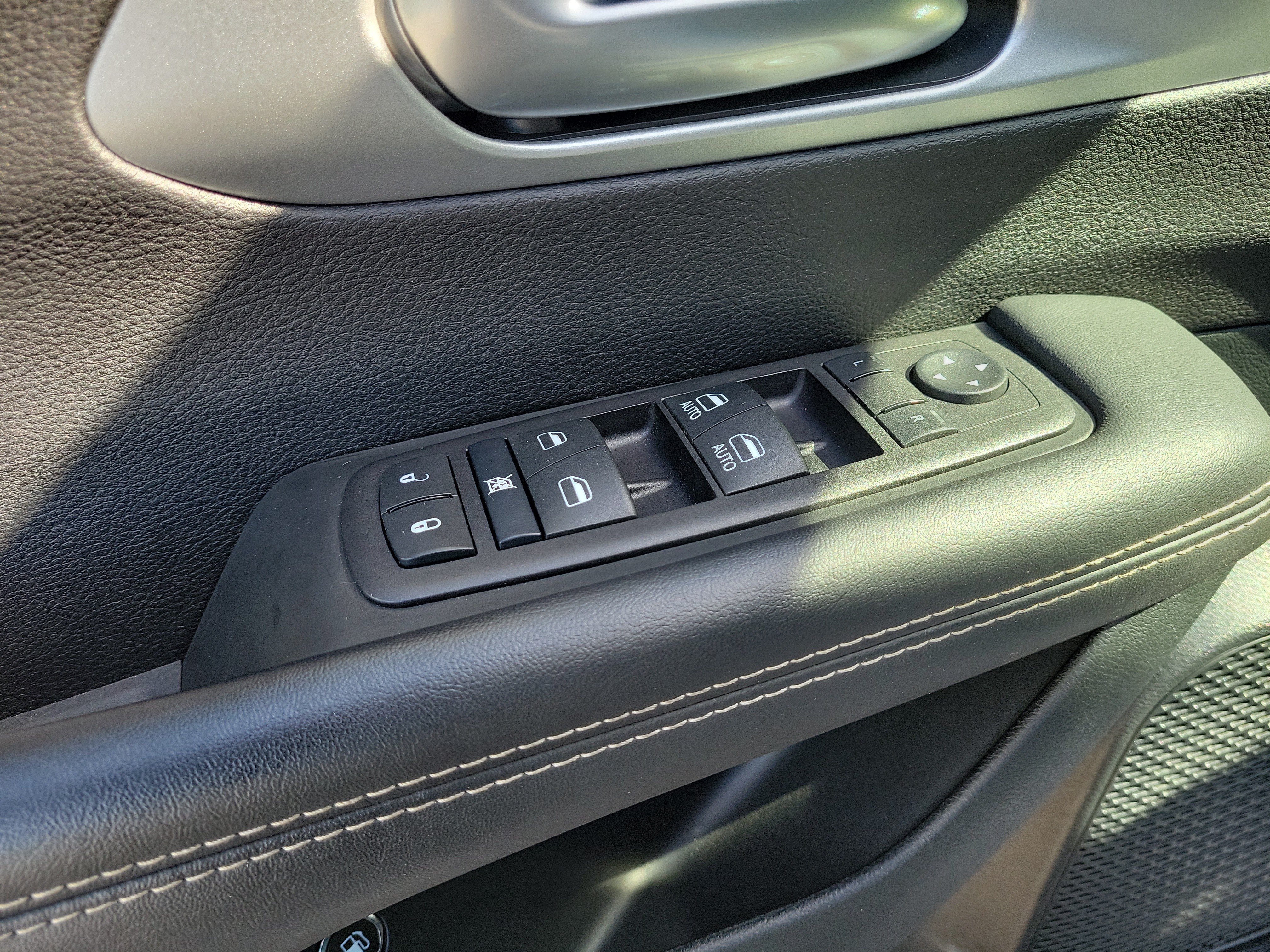 Used 2024 Chrysler Pacifica Limited FWD image 15