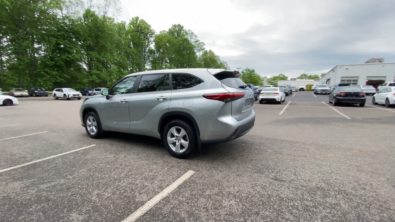 Used 2023 Toyota Highlander LE AWD/4WD image 6