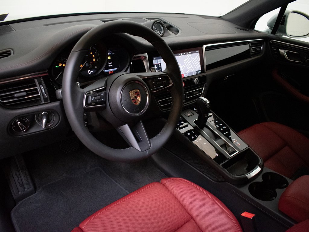 New 2025 Porsche Macan image 4