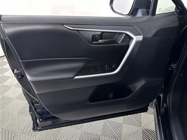 Used 2021 Toyota RAV4 LE AWD/4WD image 23