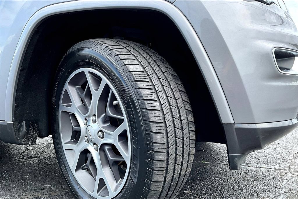 Used 2018 Jeep Grand Cherokee Limited AWD/4WD image 7