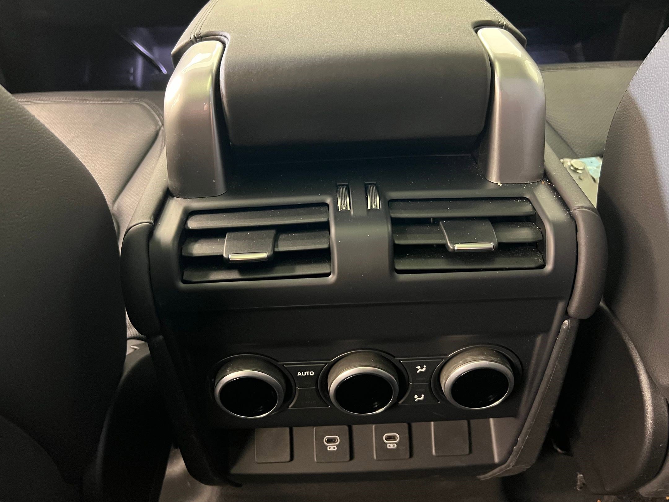 Used 2024 Land Rover Defender 130 X-Dynamic SE image 33