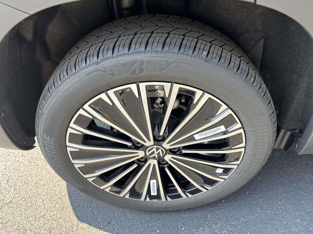 New 2025 Volkswagen Taos SE image 10