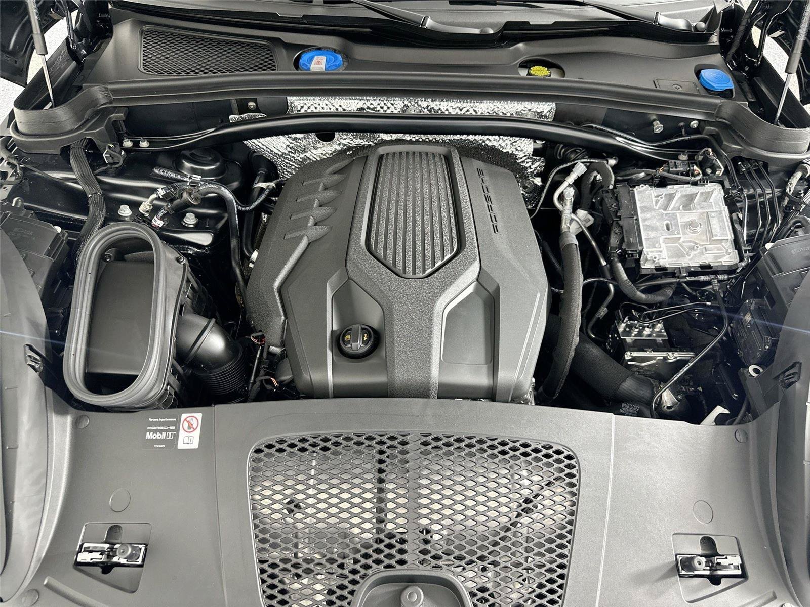 Certified 2026 Porsche Macan Turbo AWD/4WD image 37