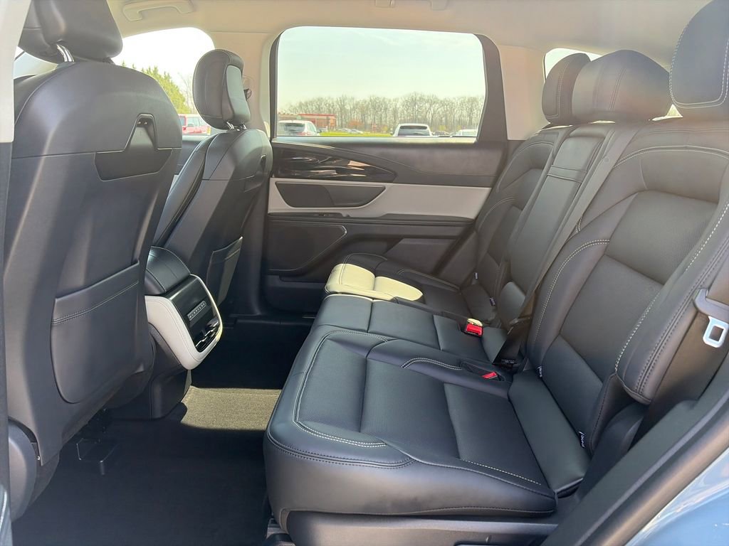 Used 2025 Lincoln Nautilus Premier AWD/4WD image 29