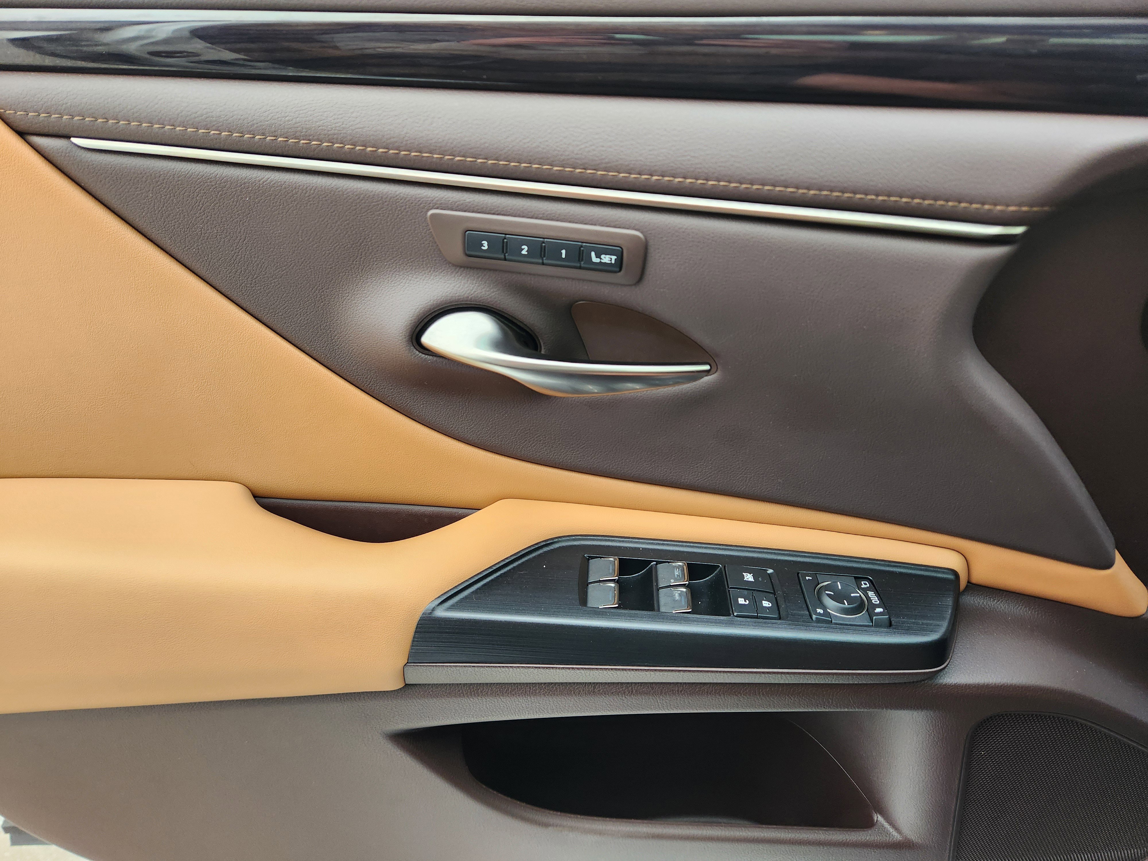 Used 2021 Lexus ES 300h w/ Premium Package image 30