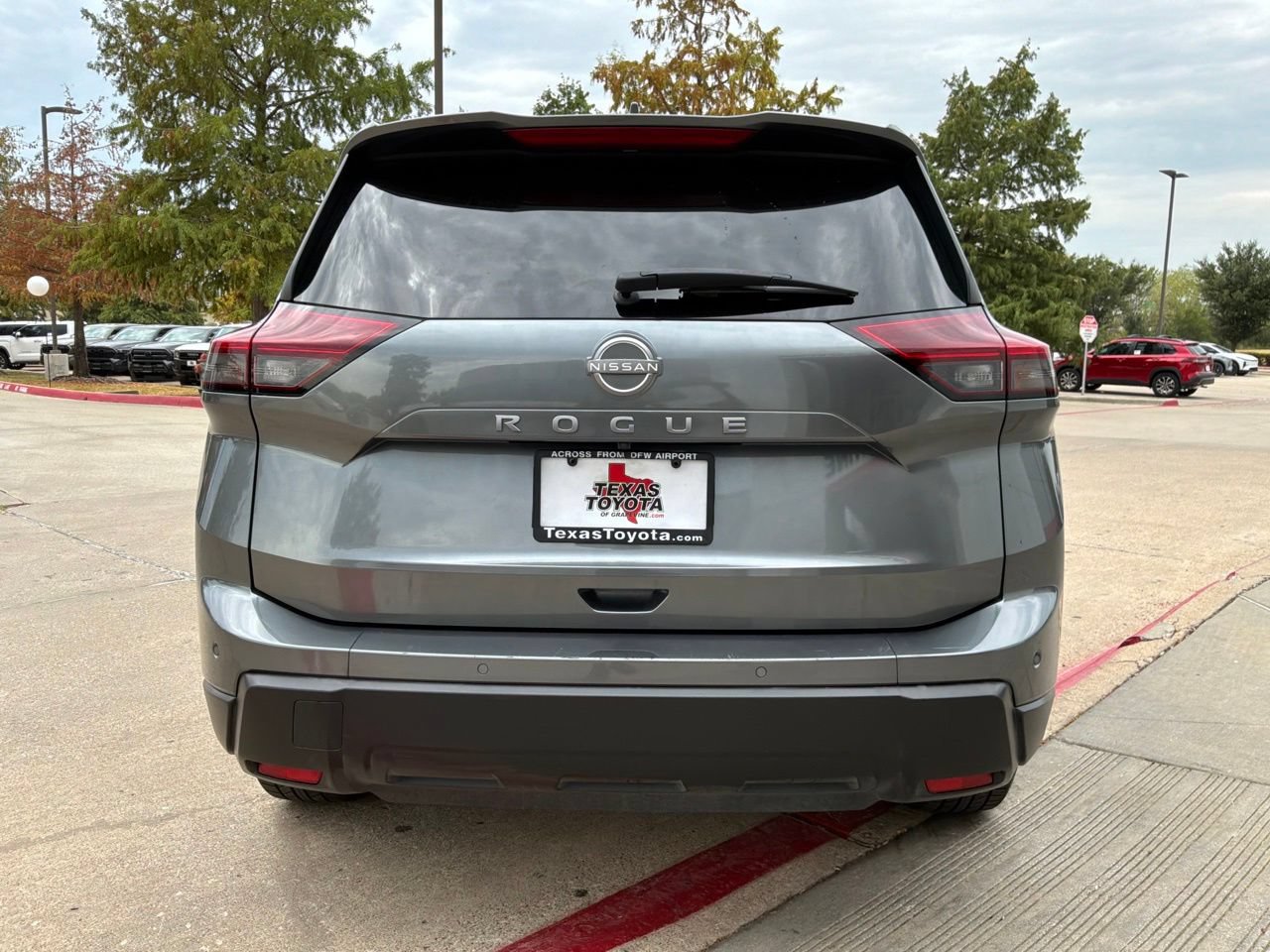 Used 2025 Nissan Rogue SV FWD image 7