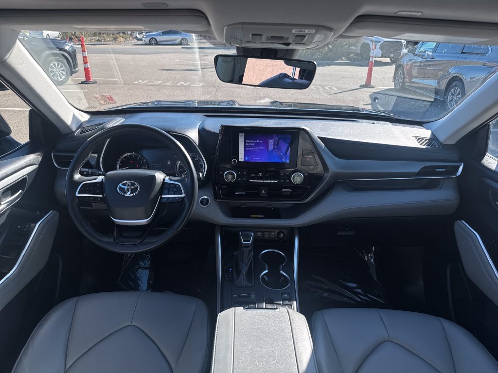Used 2024 Toyota Highlander XLE AWD/4WD image 12