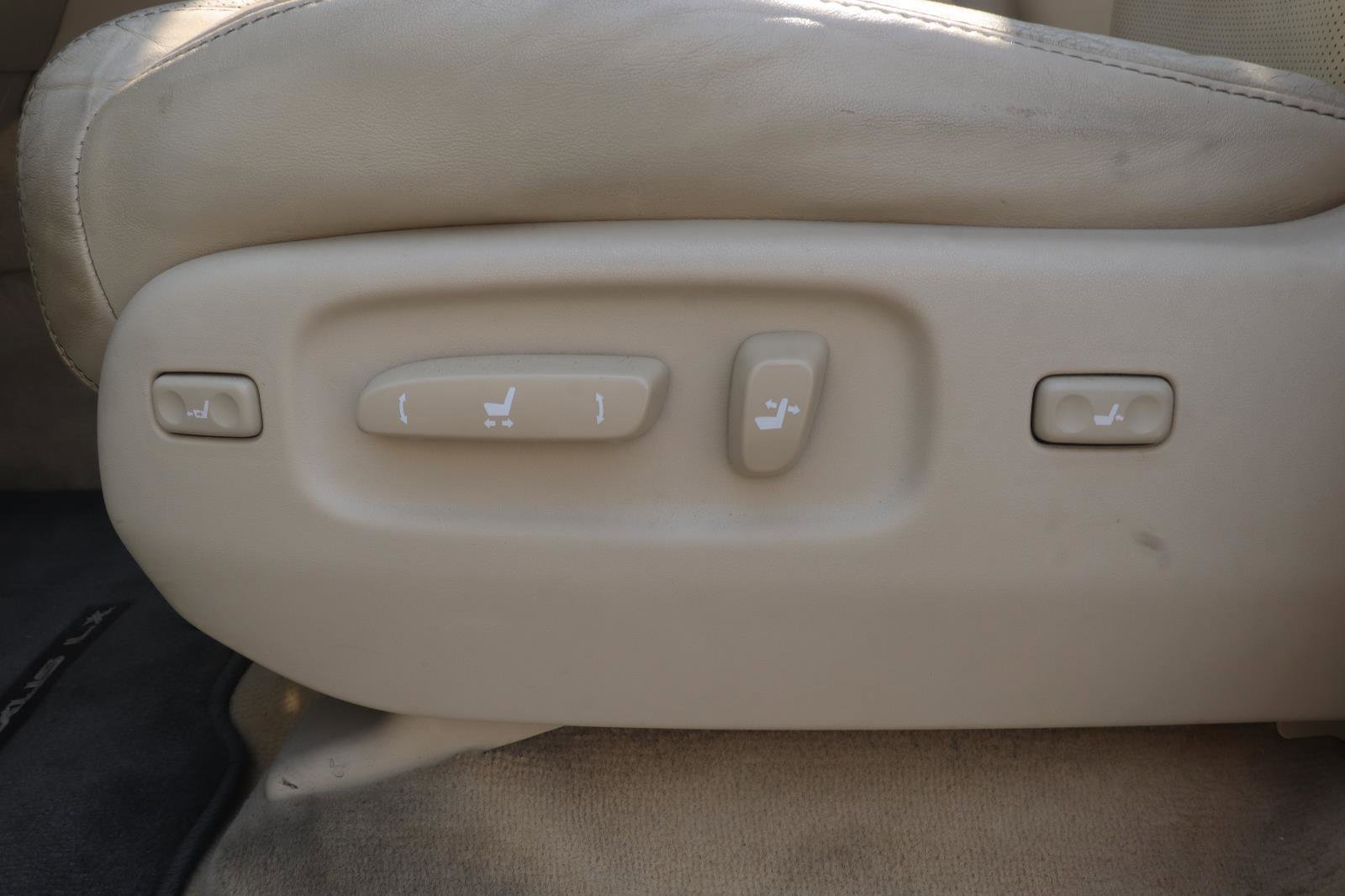 Used 2013 Lexus LX 570 4WD w/ Luxury Pkg image 27