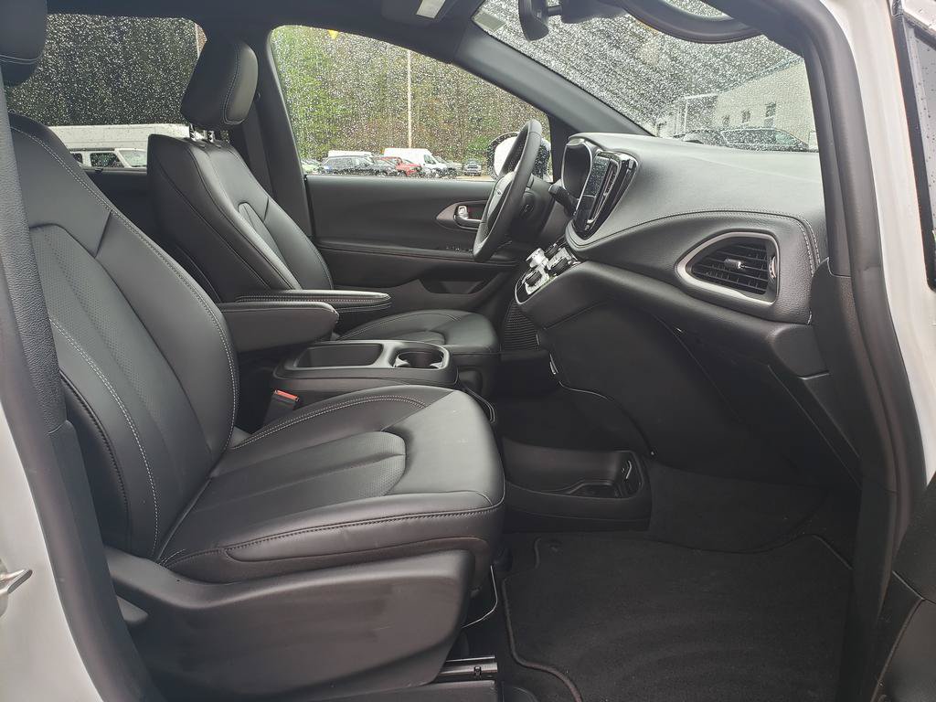 New 2026 Chrysler Pacifica Select AWD/4WD image 17