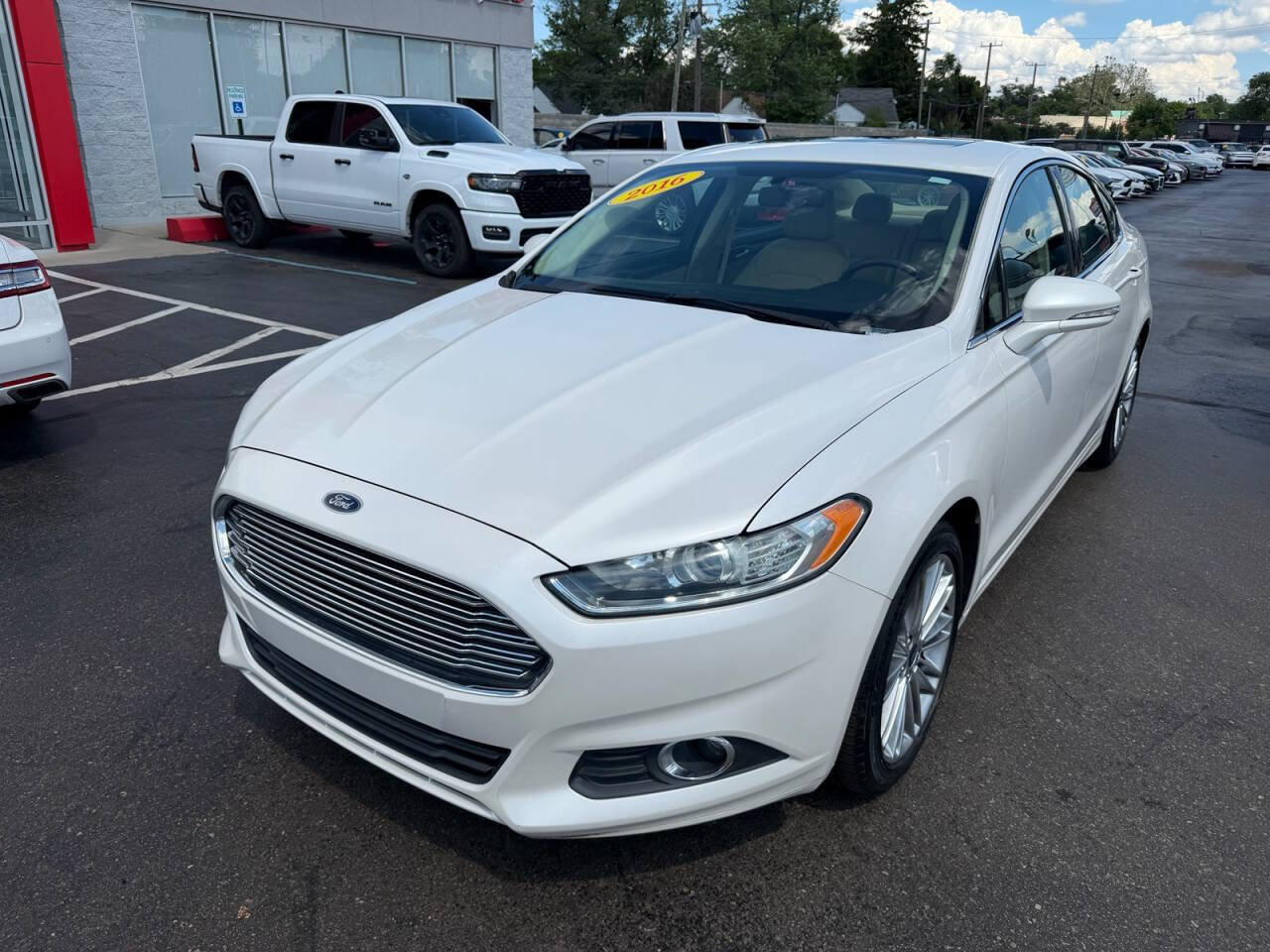 Used 2016 Ford Fusion SE w/ Equipment Group 202A FWD image 1