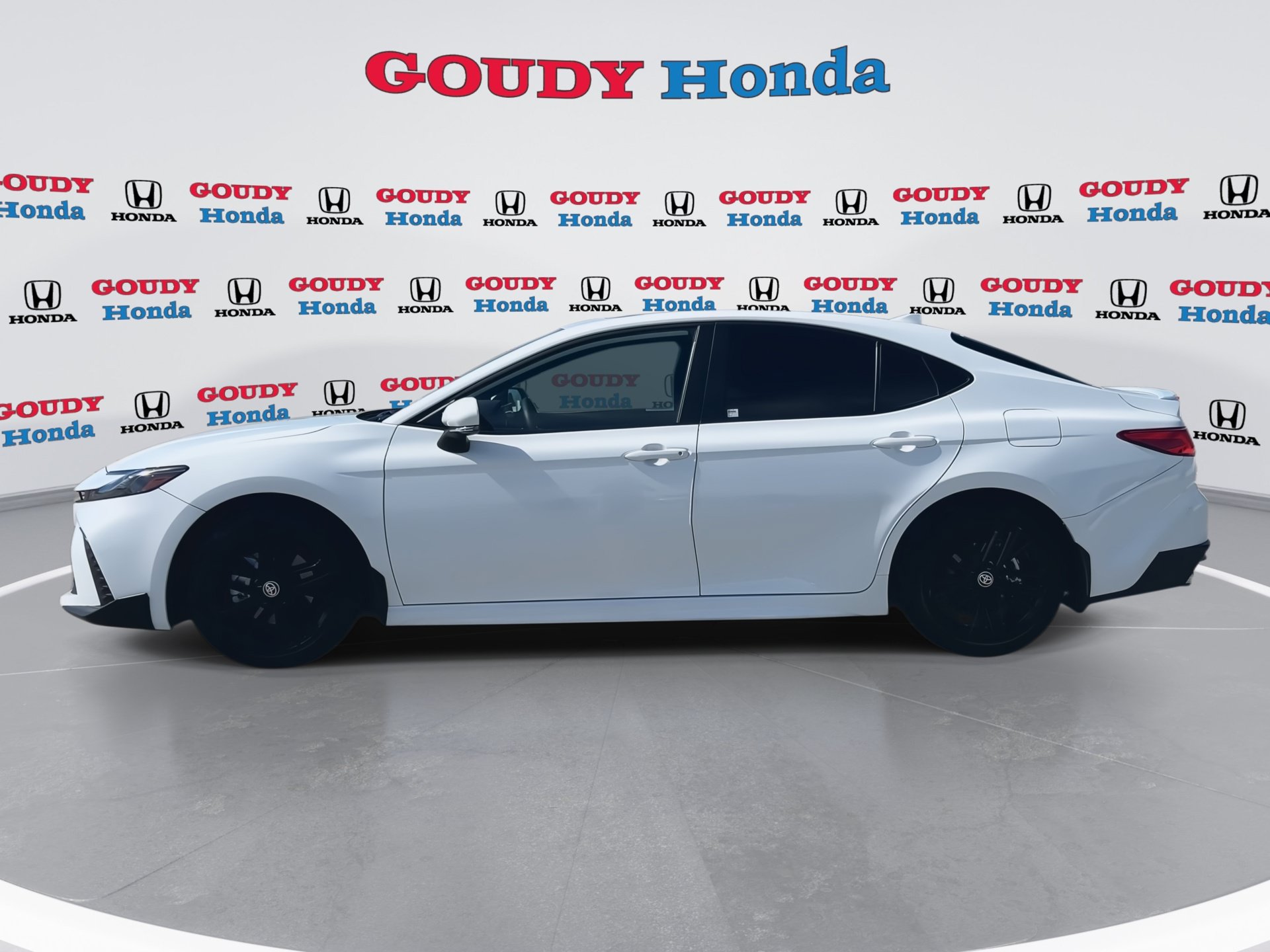 Used 2025 Toyota Camry SE w/ Multimedia Upgrade Package FWD image 5