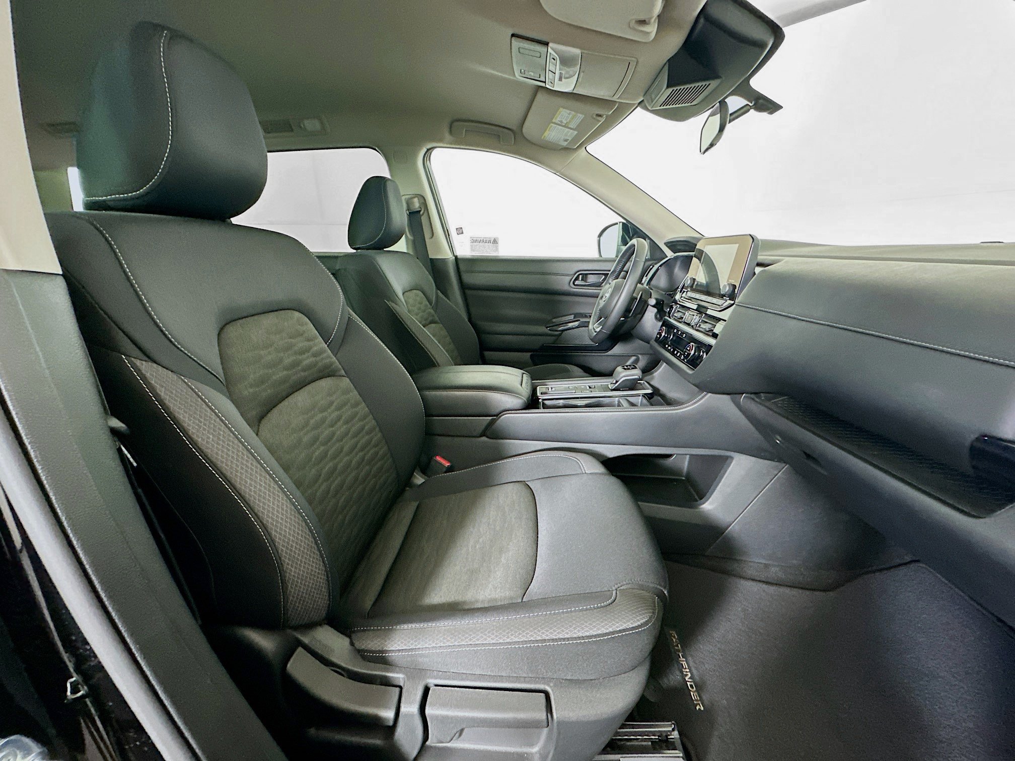 Used 2025 Nissan Pathfinder SV FWD image 33