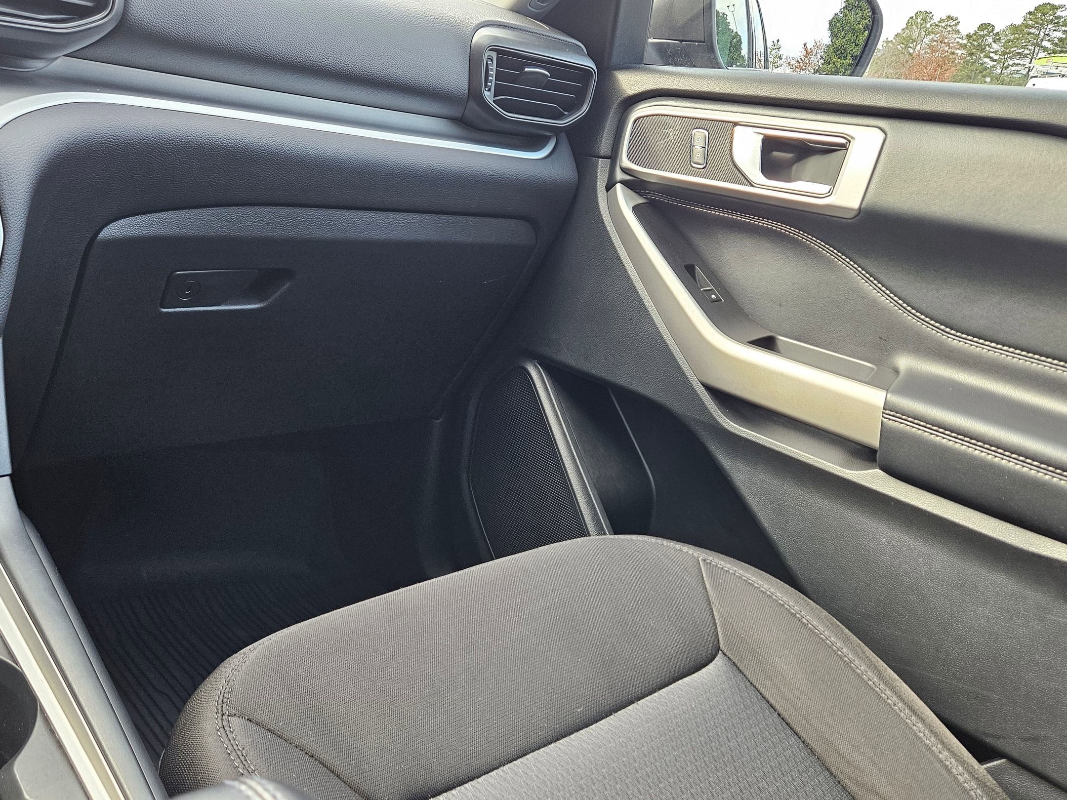 Used 2022 Ford Explorer XLT image 11