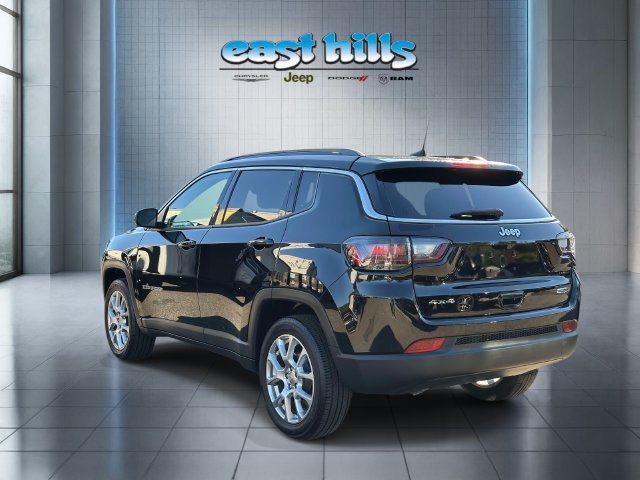 Used 2023 Jeep Compass Latitude w/ Sun and Sound Group AWD/4WD image 5