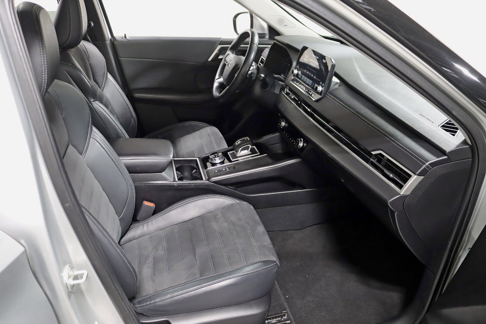 Used 2022 Mitsubishi Outlander SE image 28