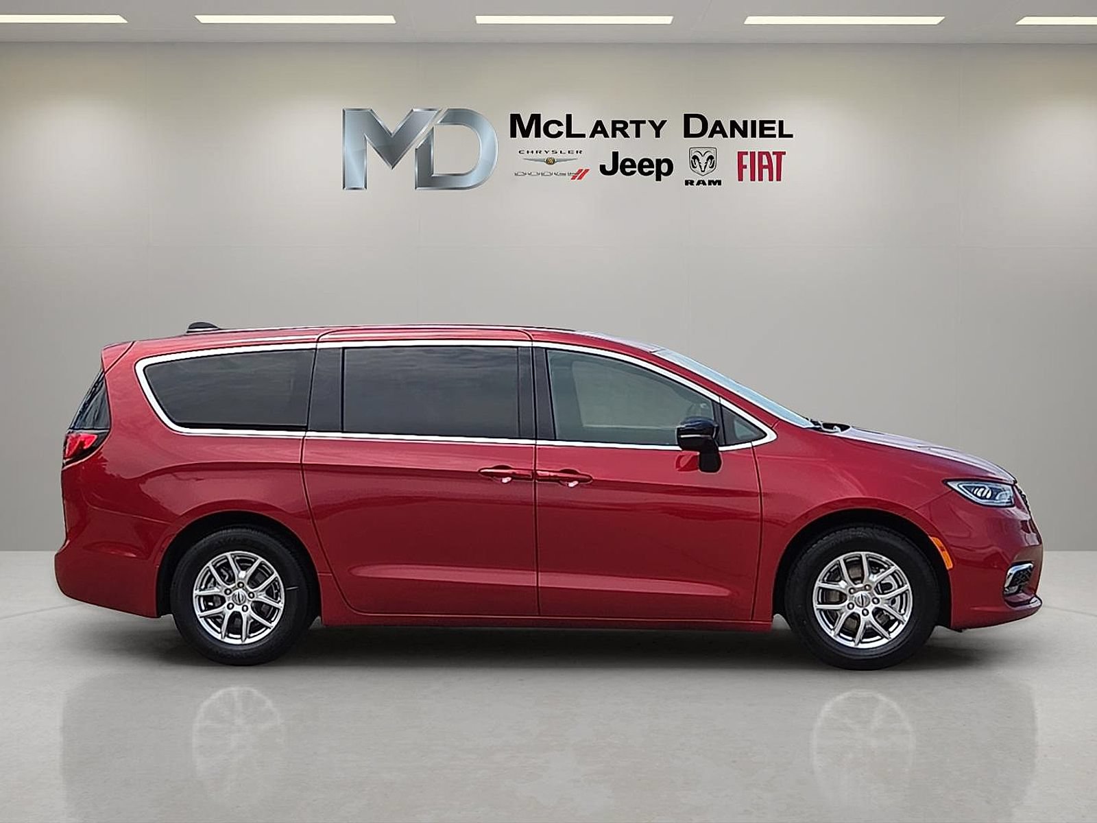 Used 2025 Chrysler Pacifica Select FWD image 7