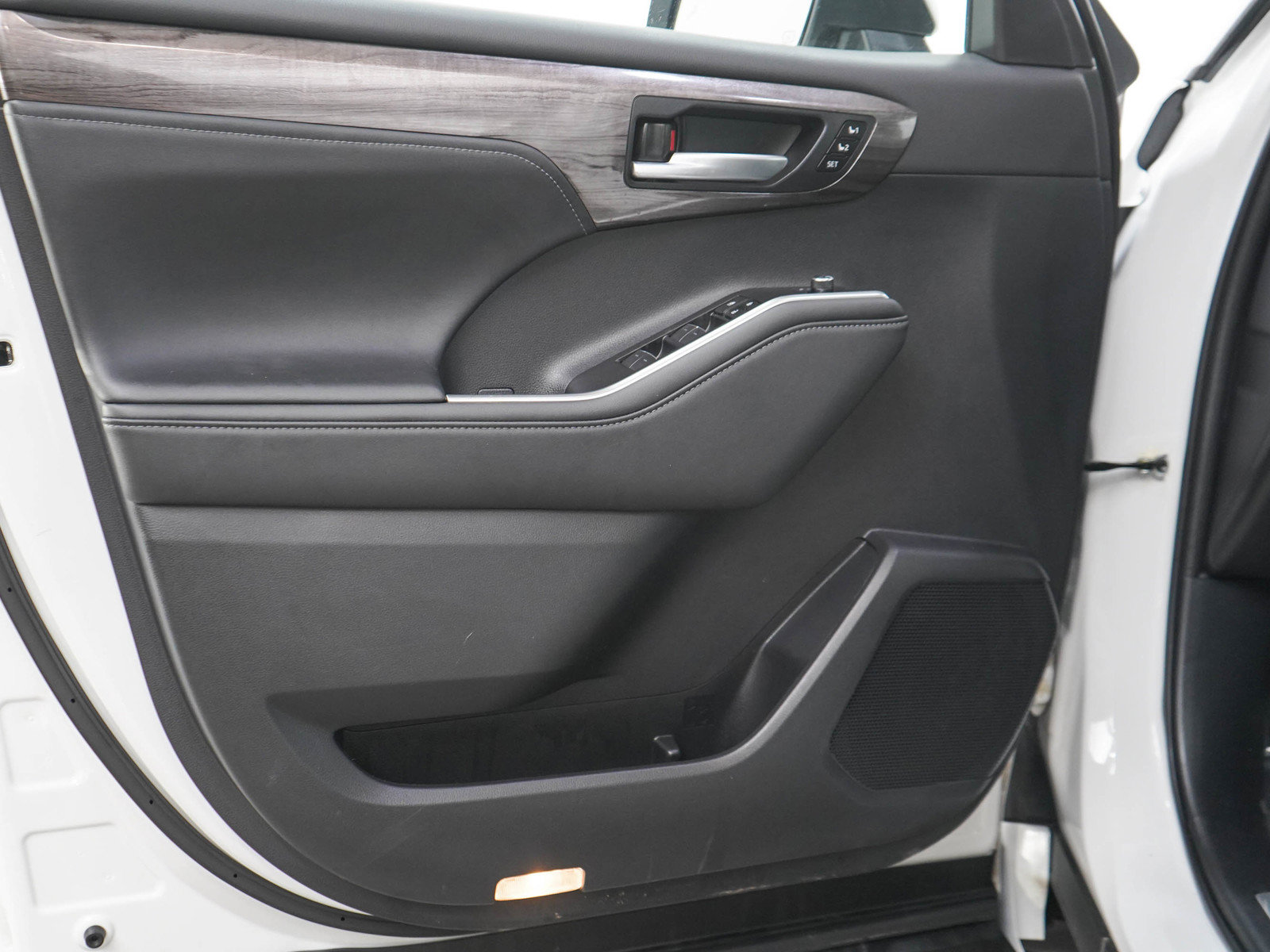 Used 2025 Toyota Highlander Platinum AWD/4WD image 19