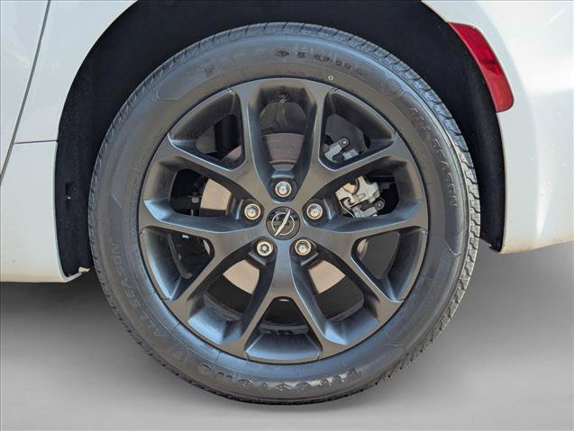Used 2022 Chrysler Pacifica Limited w/ S Appearance Package AWD/4WD image 9