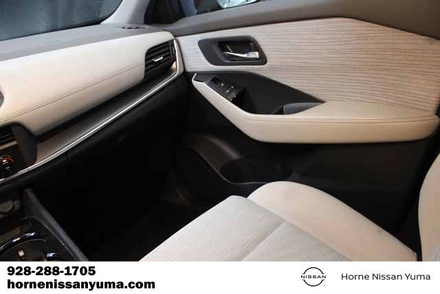 Used 2023 Nissan Rogue SV image 11