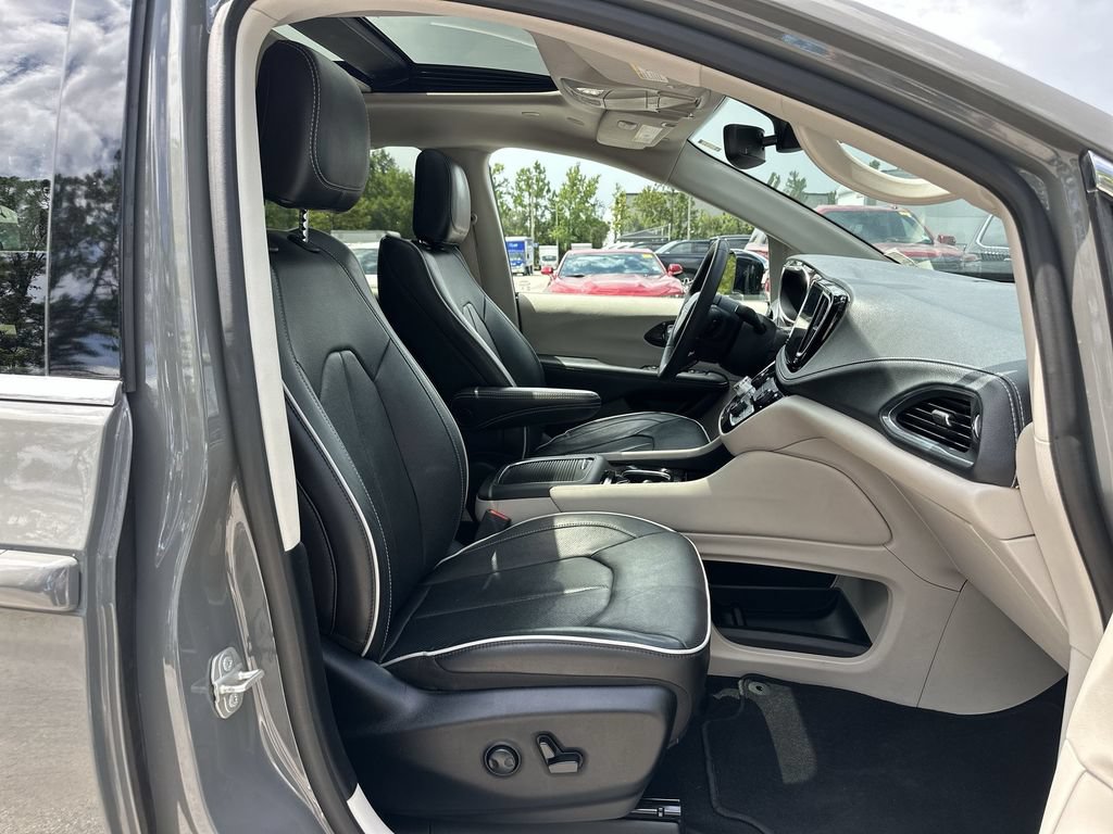 Used 2023 Chrysler Pacifica Limited FWD image 28