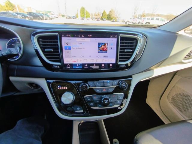 Used 2024 Chrysler Pacifica Touring-L image 33