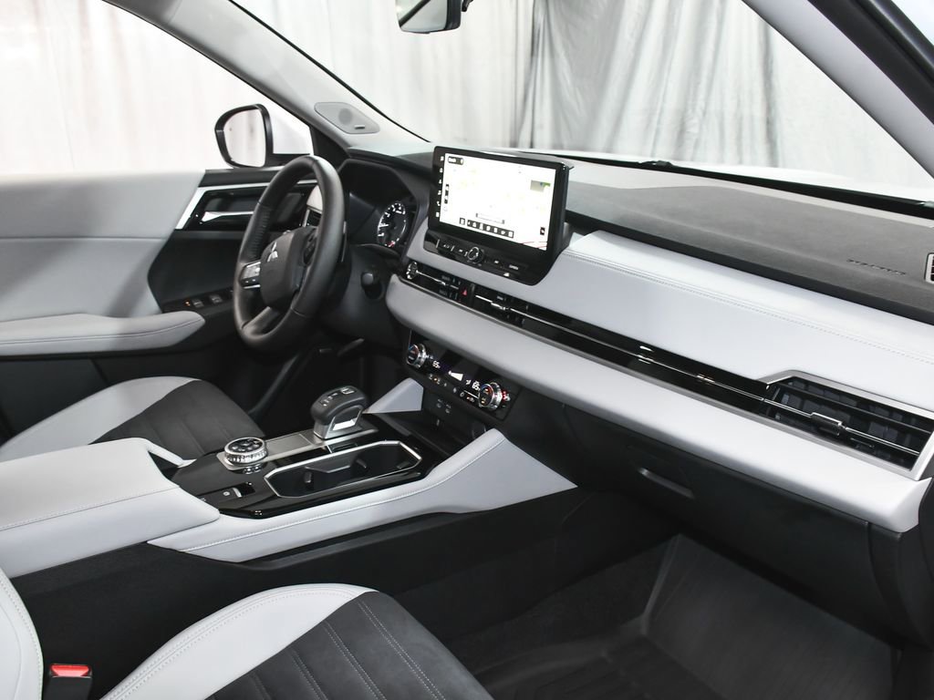 Used 2025 Mitsubishi Outlander SE image 58