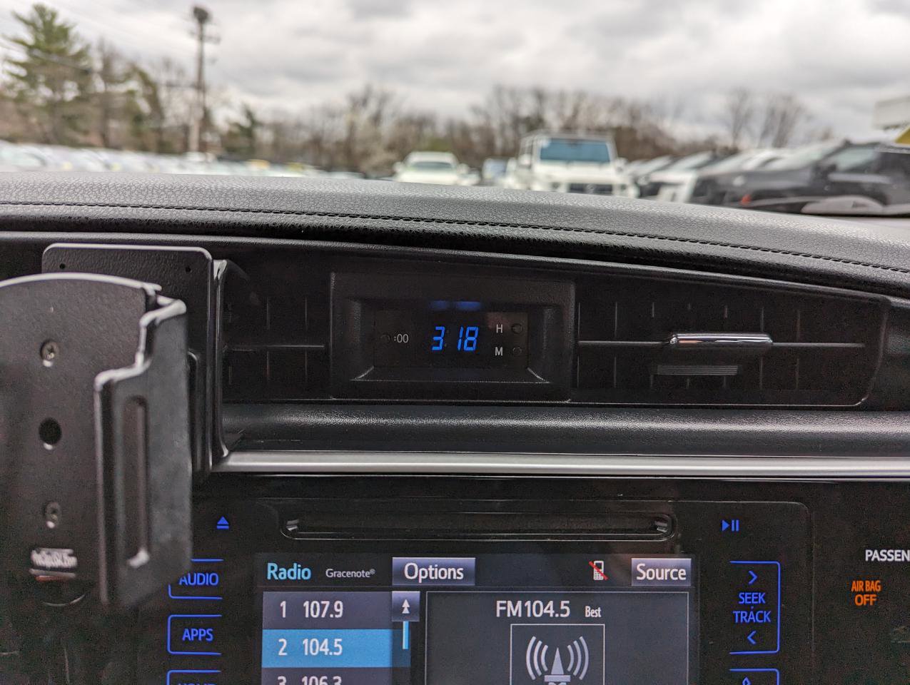 Used 2017 Toyota Corolla SE w/ SE Premium Package FWD image 19