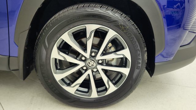 Used 2025 Toyota Corolla Cross XLE w/ Convenience Package FWD image 28