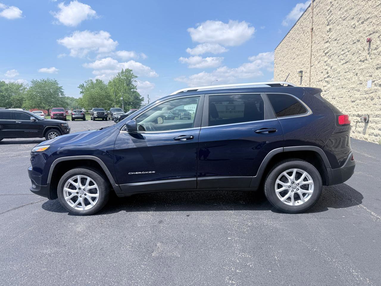 Used 2014 Jeep Cherokee Latitude w/ Trailer Tow Group AWD/4WD image 3