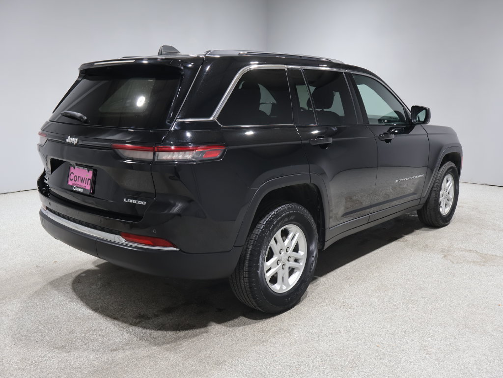 Used 2025 Jeep Grand Cherokee Laredo w/ Luxury Tech Group I AWD/4WD image 2