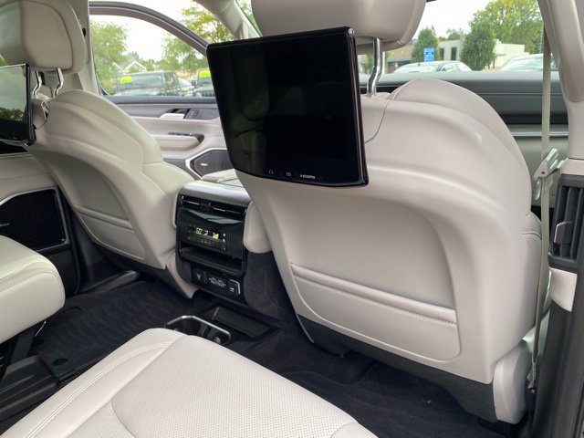 Used 2024 Jeep Wagoneer Series III w/ Premium Group I AWD/4WD image 38