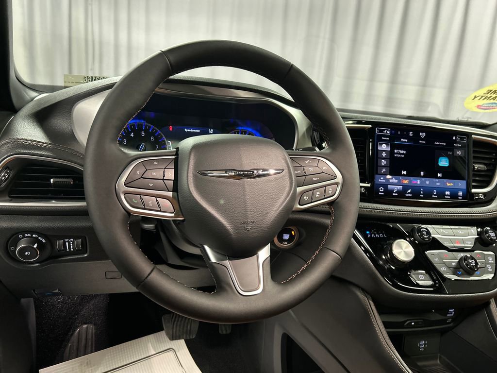 New 2026 Chrysler Pacifica Pinnacle image 13