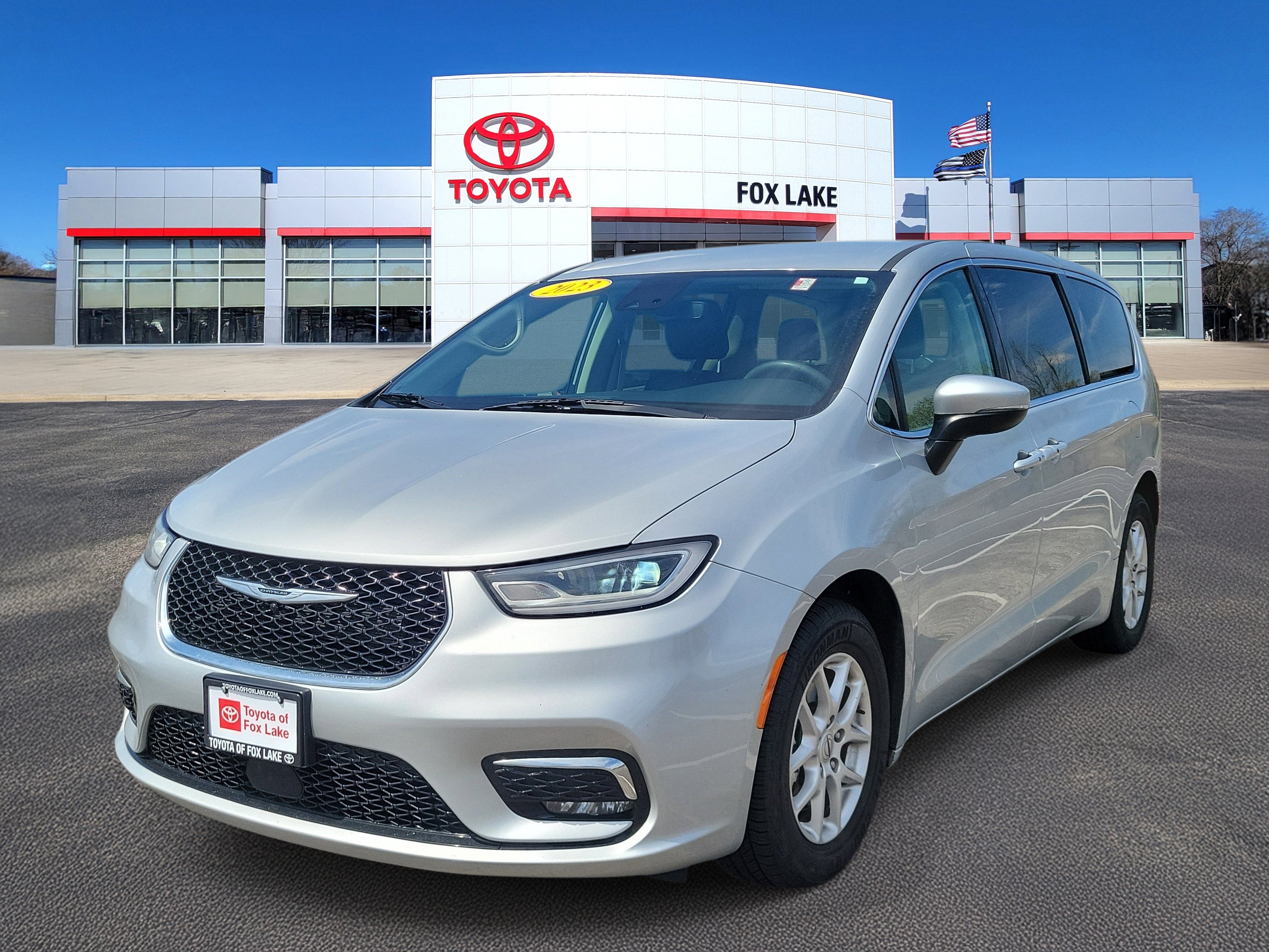 Used 2023 Chrysler Pacifica Touring-L image 2