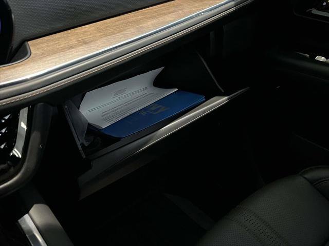 Used 2025 Chevrolet Suburban High Country image 32