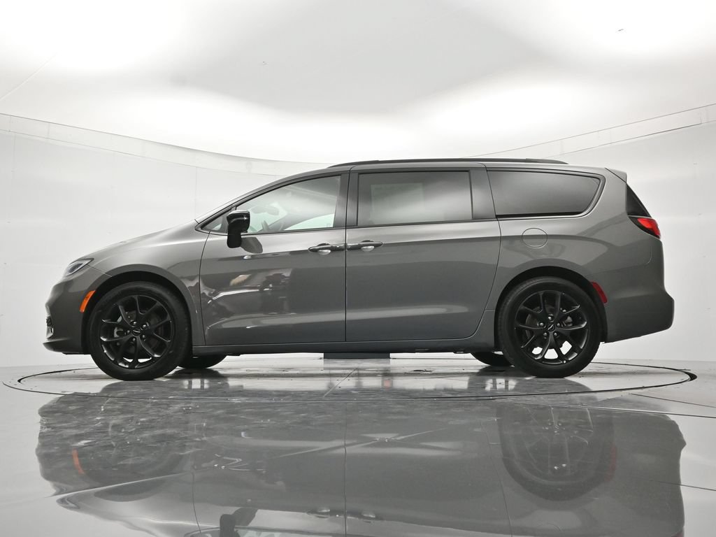 Used 2025 Chrysler Pacifica Limited FWD image 44