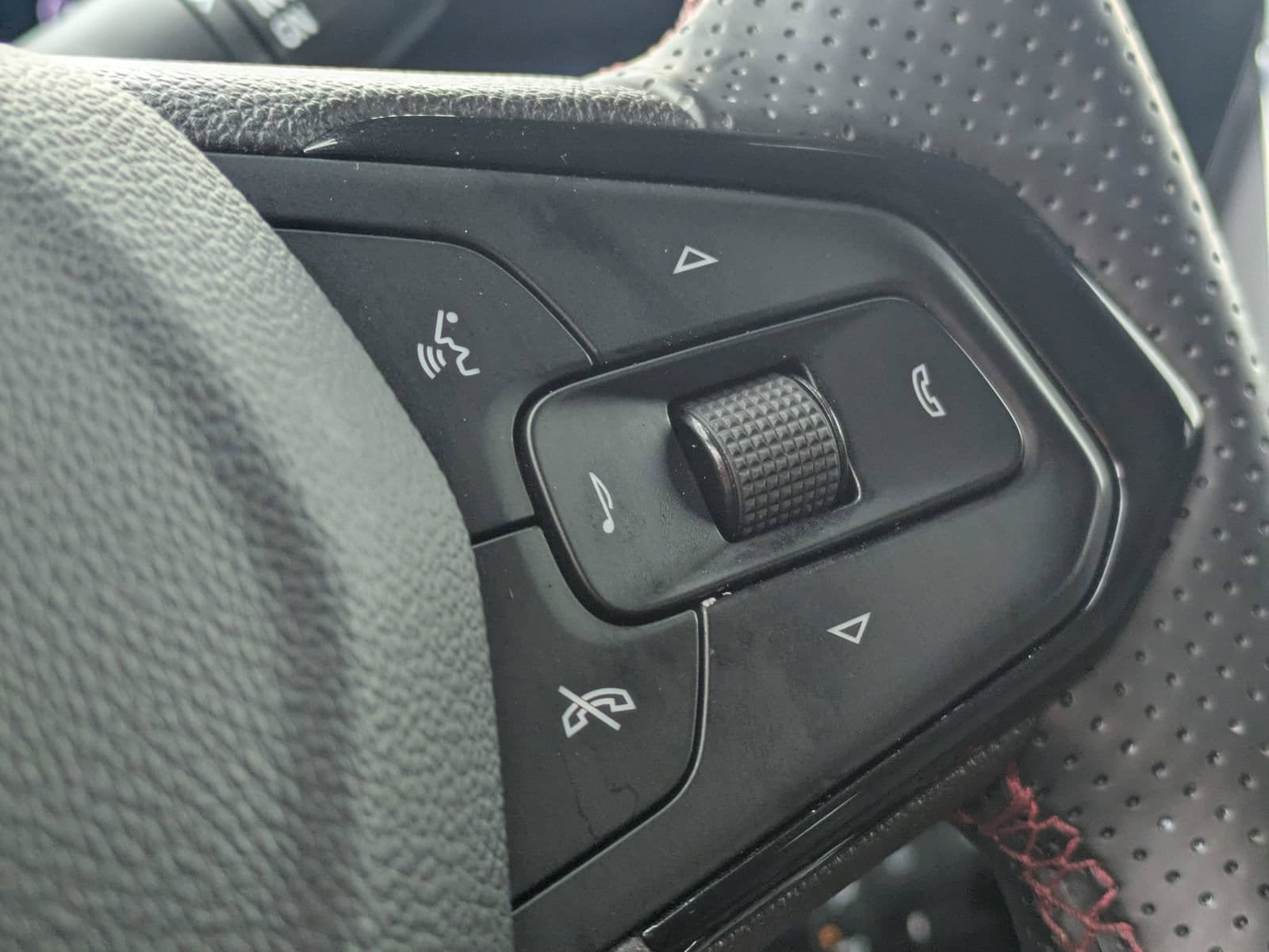 Used 2024 Chevrolet Trax RS w/ Sunroof Package FWD image 24