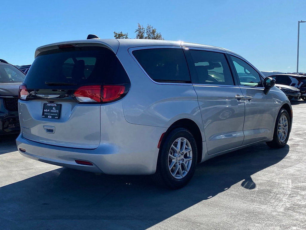 Used 2024 Chrysler Voyager LX FWD image 3