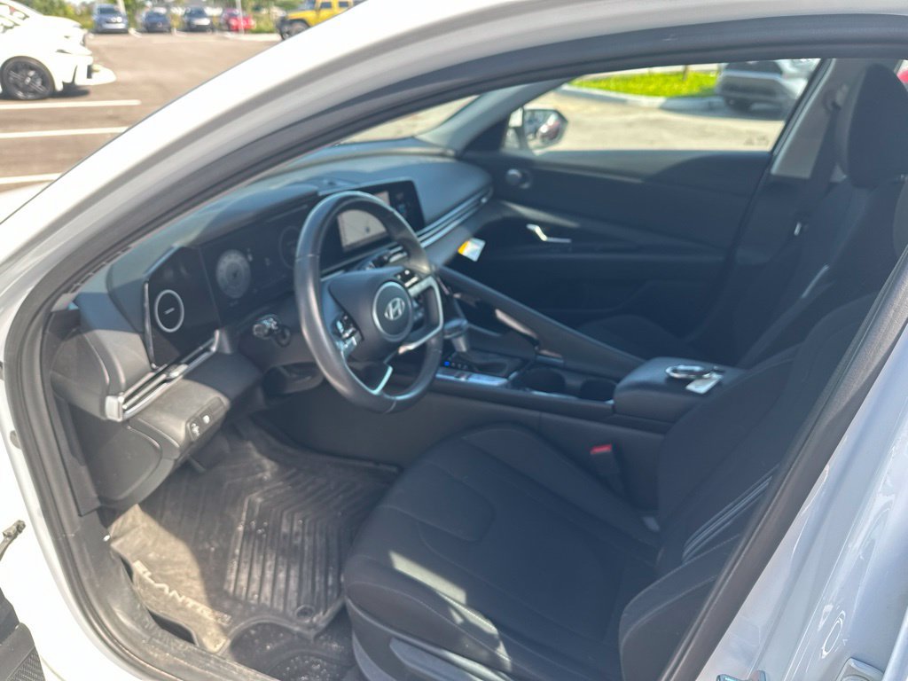 Used 2025 Hyundai Elantra SEL FWD image 12