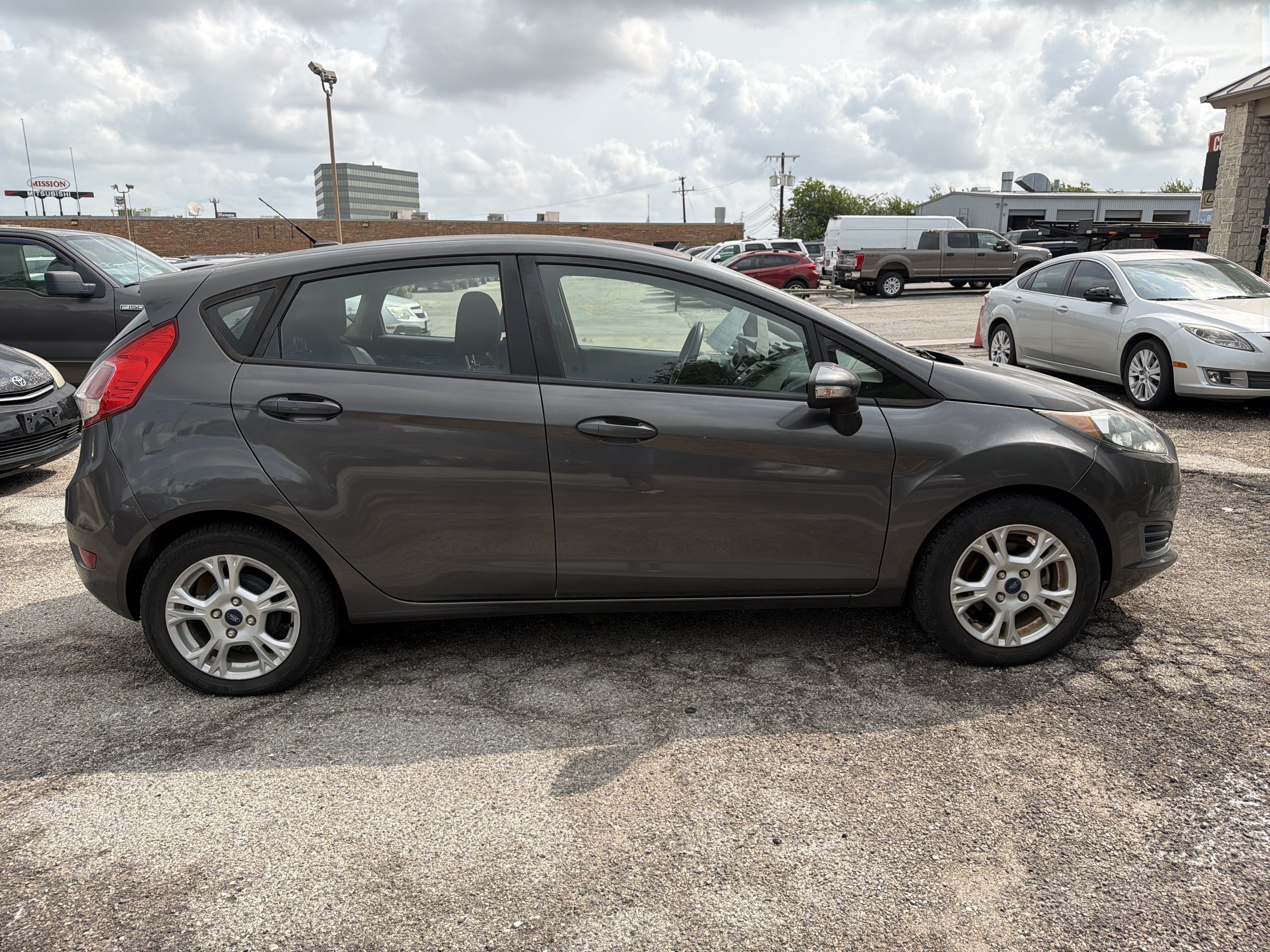 Used 2015 Ford Fiesta SE FWD image 2
