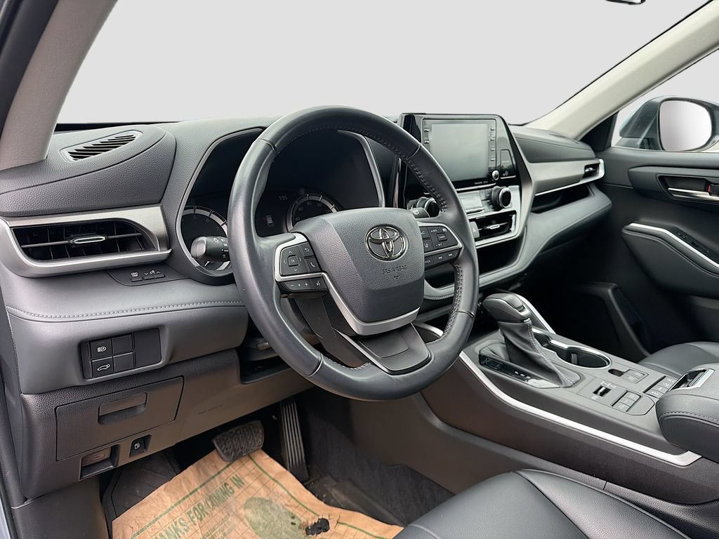 Used 2022 Toyota Highlander XLE AWD/4WD image 9