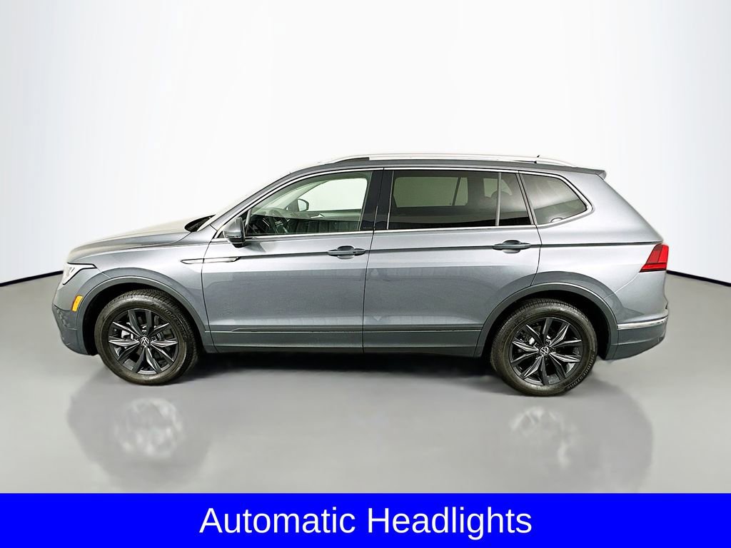 Used 2024 Volkswagen Tiguan SE w/ Panoramic Sunroof Package image 11