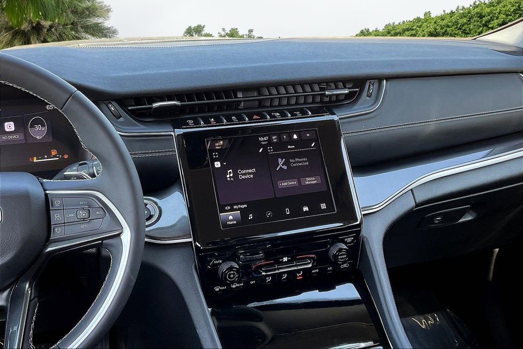 Used 2023 Jeep Grand Cherokee Laredo w/ Trailer Tow Prep Group (B) image 9