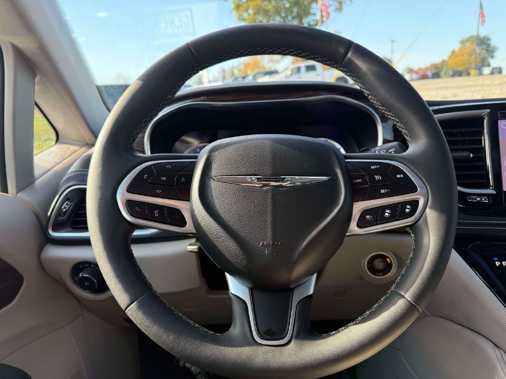 Used 2023 Chrysler Pacifica Limited FWD image 21