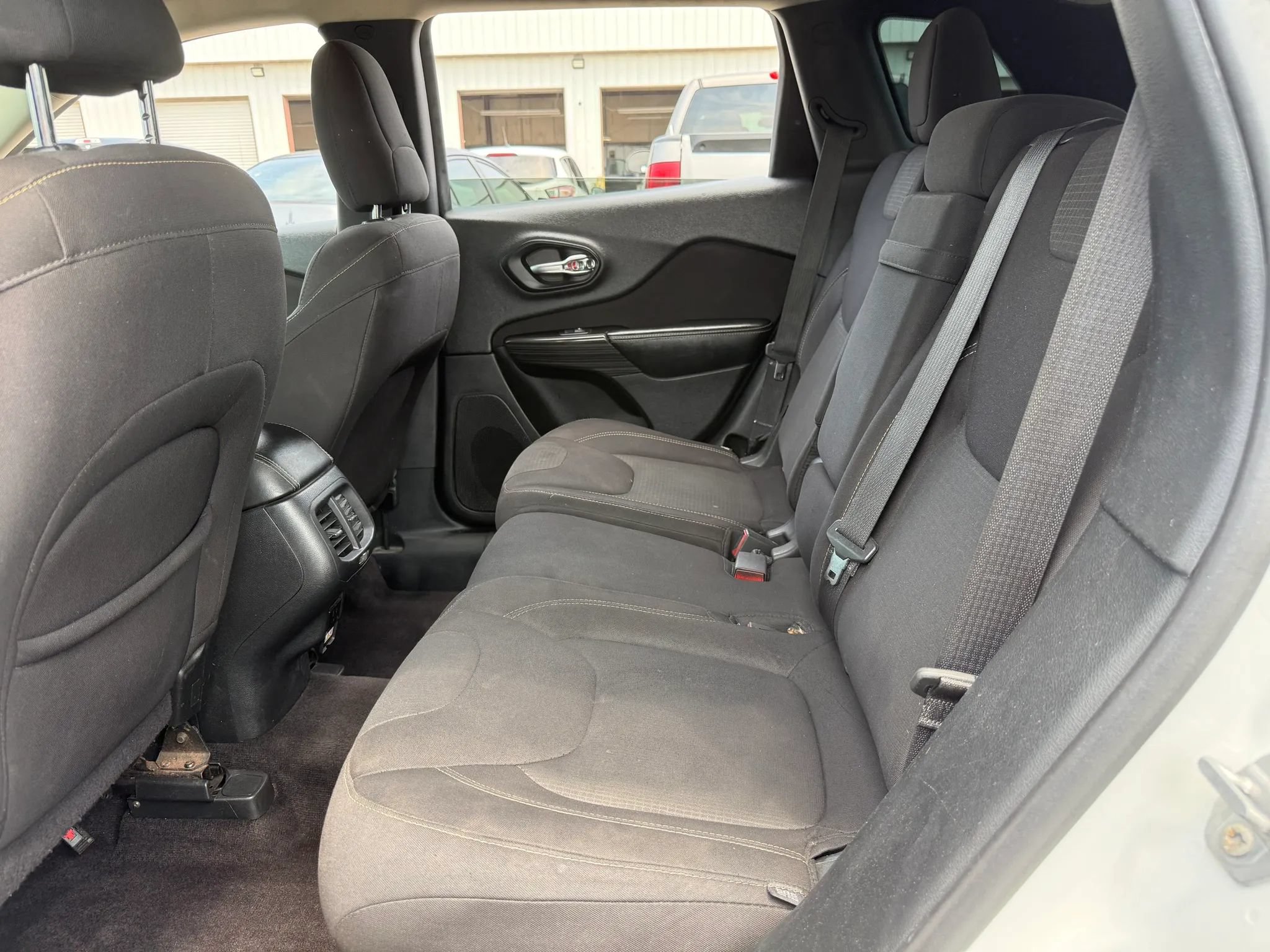 Used 2017 Jeep Cherokee Latitude w/ Safety/Convenience Group AWD/4WD image 21
