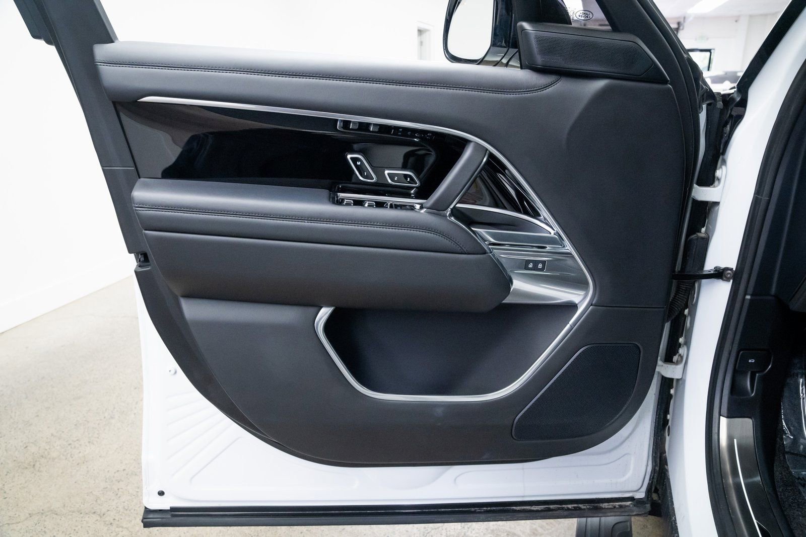 Used 2025 Land Rover Range Rover SE image 16