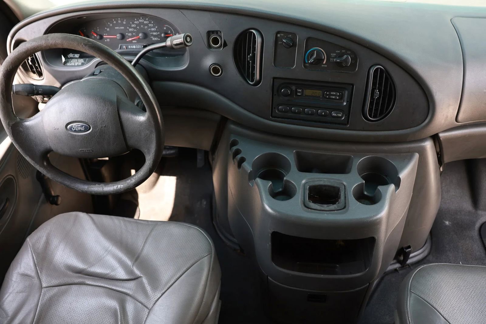 Used 2005 Ford E-350 and Econoline 350 Super Duty image 16