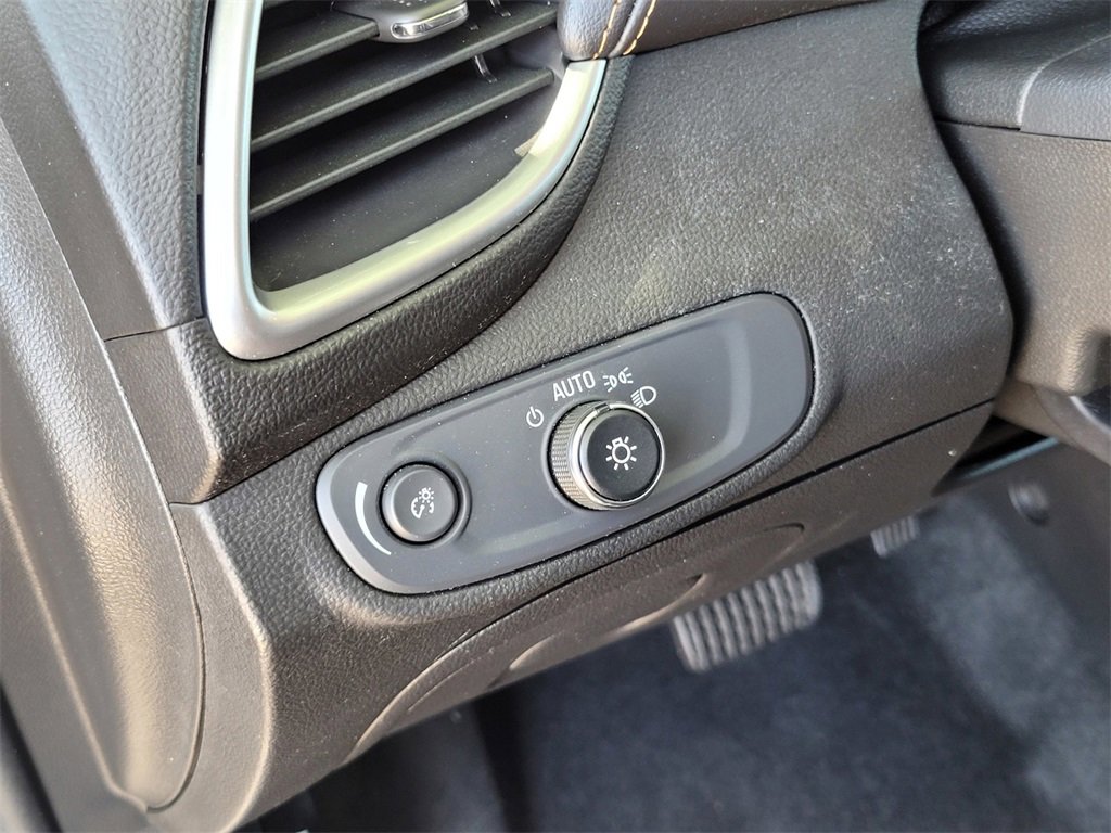 Used 2022 Chevrolet Trax LT w/ Midnight Edition image 17